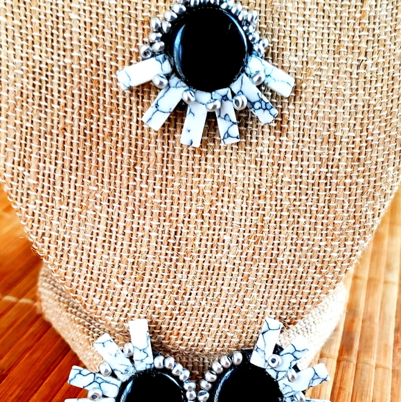 "Marble fringe" howlite necklace and earrings set - Picture 2 of 2